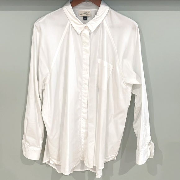 White Oversized Shirt. Excellent conditions. Size L. No Stain or Damages. - Picture 1 of 6